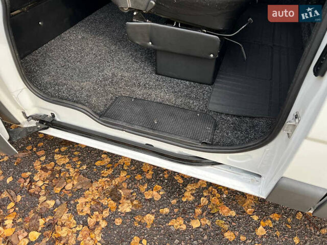 Белый Рено Трафик, объемом двигателя 2 л и пробегом 149 тыс. км за 12700 $, фото 18 на Automoto.ua