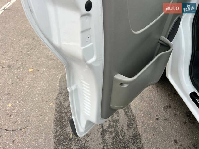 Белый Рено Трафик, объемом двигателя 2 л и пробегом 149 тыс. км за 12700 $, фото 16 на Automoto.ua