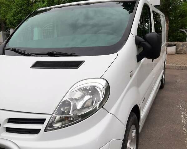 Белый Рено Трафик, объемом двигателя 2 л и пробегом 290 тыс. км за 11500 $, фото 1 на Automoto.ua