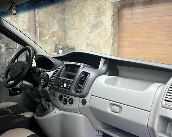 Белый Рено Трафик, объемом двигателя 2 л и пробегом 360 тыс. км за 15000 $, фото 4 на Automoto.ua