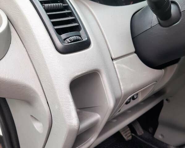 Белый Рено Трафик, объемом двигателя 2 л и пробегом 290 тыс. км за 11500 $, фото 64 на Automoto.ua