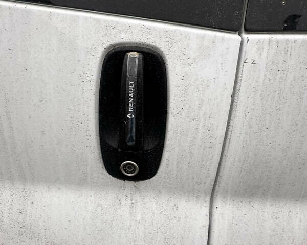 Белый Рено Трафик, объемом двигателя 2 л и пробегом 301 тыс. км за 11000 $, фото 8 на Automoto.ua