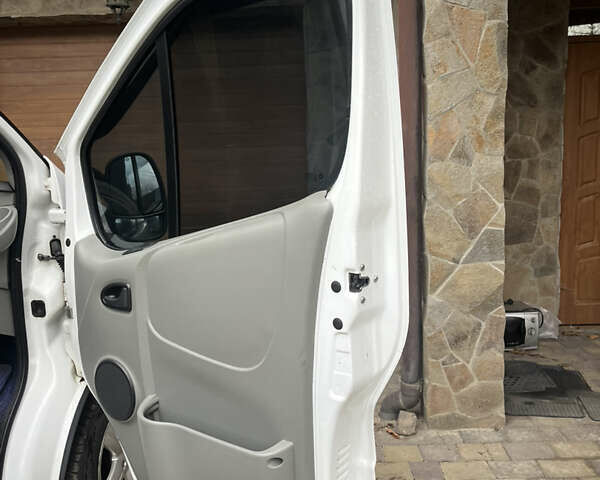 Белый Рено Трафик, объемом двигателя 2 л и пробегом 360 тыс. км за 15000 $, фото 7 на Automoto.ua