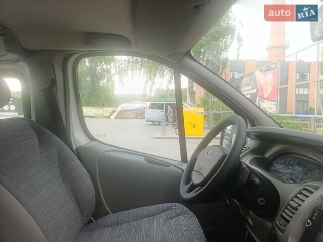 Белый Рено Трафик, объемом двигателя 2 л и пробегом 290 тыс. км за 13300 $, фото 4 на Automoto.ua