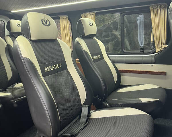 Белый Рено Трафик, объемом двигателя 2 л и пробегом 360 тыс. км за 15000 $, фото 2 на Automoto.ua