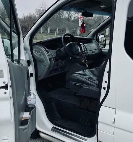 Белый Рено Трафик, объемом двигателя 2 л и пробегом 450 тыс. км за 12200 $, фото 9 на Automoto.ua