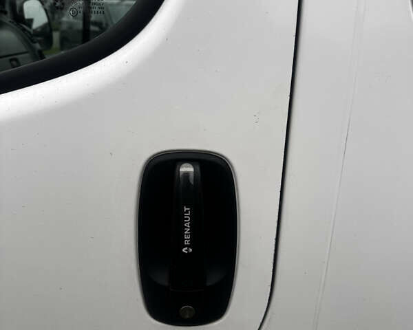 Белый Рено Трафик, объемом двигателя 2 л и пробегом 301 тыс. км за 11000 $, фото 4 на Automoto.ua