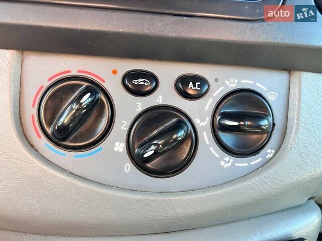 Белый Рено Трафик, объемом двигателя 2.5 л и пробегом 257 тыс. км за 12200 $, фото 22 на Automoto.ua