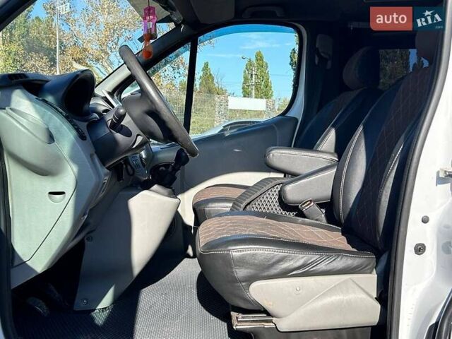 Белый Рено Трафик, объемом двигателя 2.5 л и пробегом 257 тыс. км за 12200 $, фото 12 на Automoto.ua