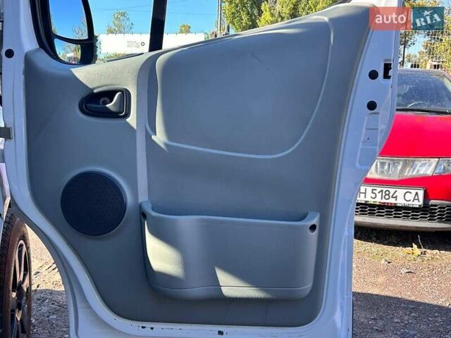 Белый Рено Трафик, объемом двигателя 2.5 л и пробегом 257 тыс. км за 12200 $, фото 33 на Automoto.ua