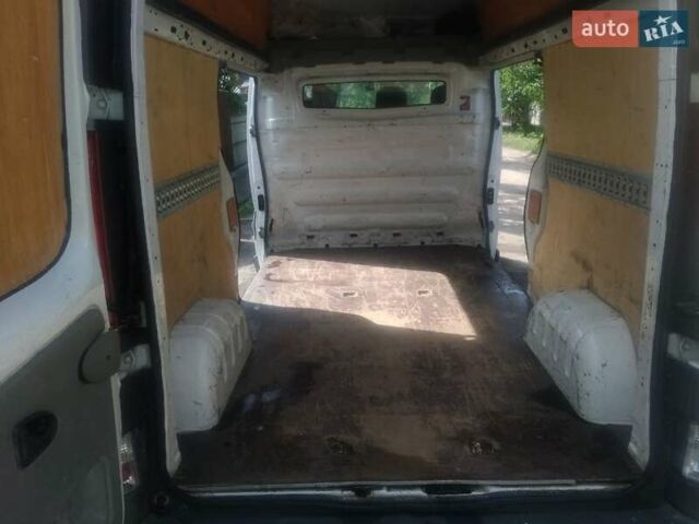 Білий Рено Трафік, об'ємом двигуна 2 л та пробігом 303 тис. км за 8500 $, фото 3 на Automoto.ua