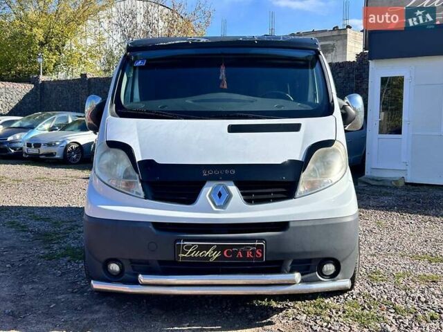 Белый Рено Трафик, объемом двигателя 2.5 л и пробегом 257 тыс. км за 12200 $, фото 1 на Automoto.ua