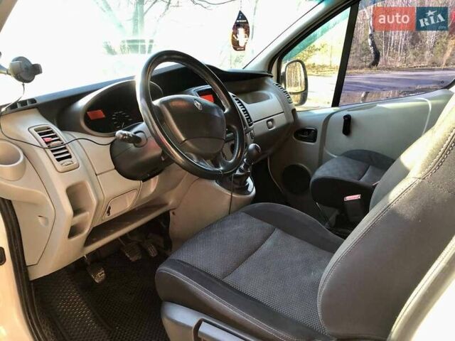 Белый Рено Трафик, объемом двигателя 2 л и пробегом 325 тыс. км за 9400 $, фото 4 на Automoto.ua