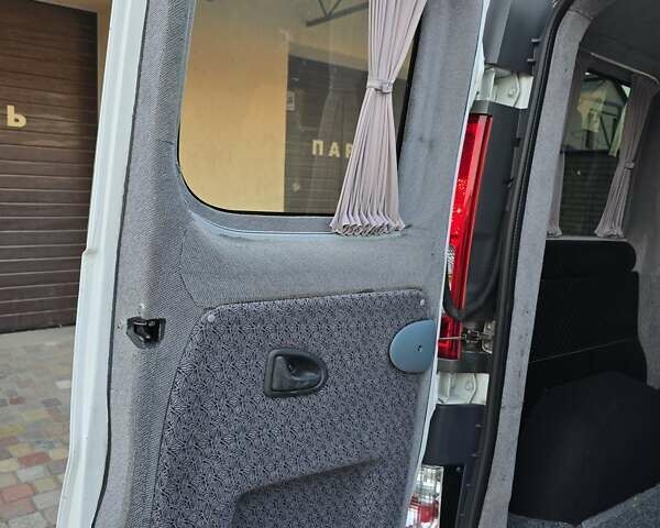 Белый Рено Трафик, объемом двигателя 2 л и пробегом 238 тыс. км за 10500 $, фото 35 на Automoto.ua