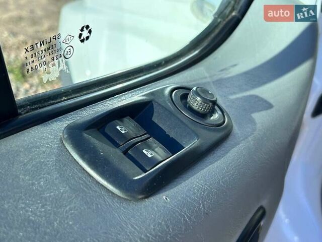 Белый Рено Трафик, объемом двигателя 2.5 л и пробегом 257 тыс. км за 12200 $, фото 13 на Automoto.ua