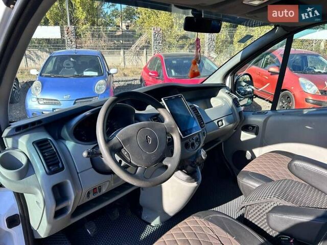 Белый Рено Трафик, объемом двигателя 2.5 л и пробегом 257 тыс. км за 12200 $, фото 15 на Automoto.ua