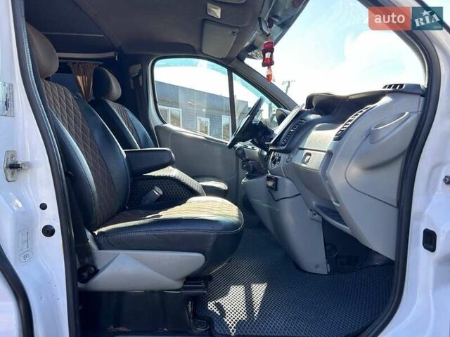 Белый Рено Трафик, объемом двигателя 2.5 л и пробегом 257 тыс. км за 12200 $, фото 35 на Automoto.ua