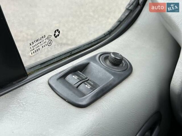 Білий Рено Трафік, об'ємом двигуна 2 л та пробігом 385 тис. км за 11000 $, фото 19 на Automoto.ua