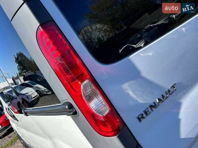 Белый Рено Трафик, объемом двигателя 2.5 л и пробегом 257 тыс. км за 12200 $, фото 8 на Automoto.ua