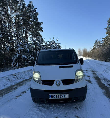 Белый Рено Трафик, объемом двигателя 2 л и пробегом 320 тыс. км за 12000 $, фото 1 на Automoto.ua