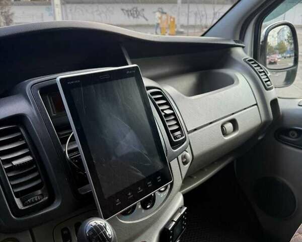 Білий Рено Трафік, об'ємом двигуна 2.5 л та пробігом 258 тис. км за 12500 $, фото 4 на Automoto.ua
