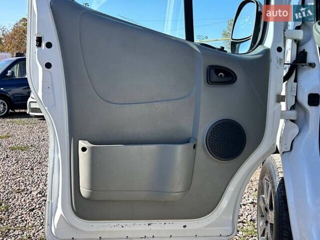 Белый Рено Трафик, объемом двигателя 2.5 л и пробегом 257 тыс. км за 12200 $, фото 10 на Automoto.ua