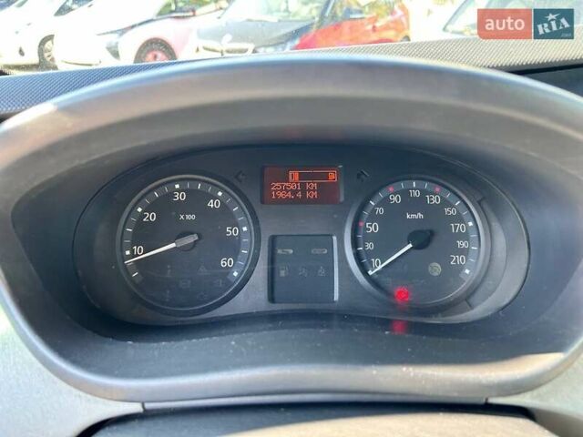 Белый Рено Трафик, объемом двигателя 2.5 л и пробегом 257 тыс. км за 12200 $, фото 16 на Automoto.ua