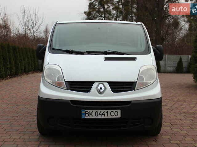 Белый Рено Трафик, объемом двигателя 2 л и пробегом 272 тыс. км за 13598 $, фото 1 на Automoto.ua