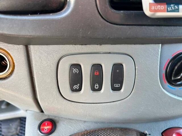 Белый Рено Трафик, объемом двигателя 2.5 л и пробегом 257 тыс. км за 12200 $, фото 24 на Automoto.ua