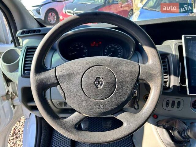 Белый Рено Трафик, объемом двигателя 2.5 л и пробегом 257 тыс. км за 12200 $, фото 17 на Automoto.ua