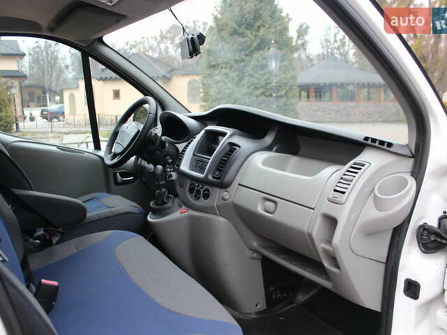 Белый Рено Трафик, объемом двигателя 2 л и пробегом 272 тыс. км за 13598 $, фото 14 на Automoto.ua