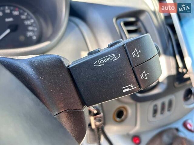 Белый Рено Трафик, объемом двигателя 2.5 л и пробегом 257 тыс. км за 12200 $, фото 19 на Automoto.ua