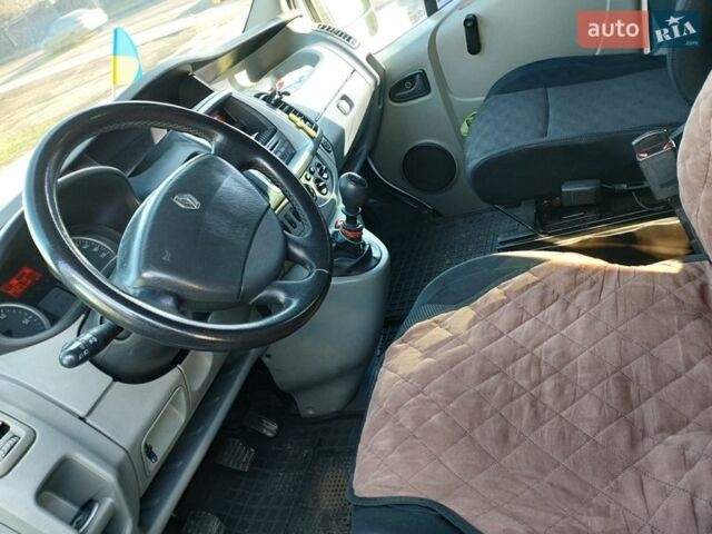 Белый Рено Трафик, объемом двигателя 2 л и пробегом 330 тыс. км за 10500 $, фото 9 на Automoto.ua