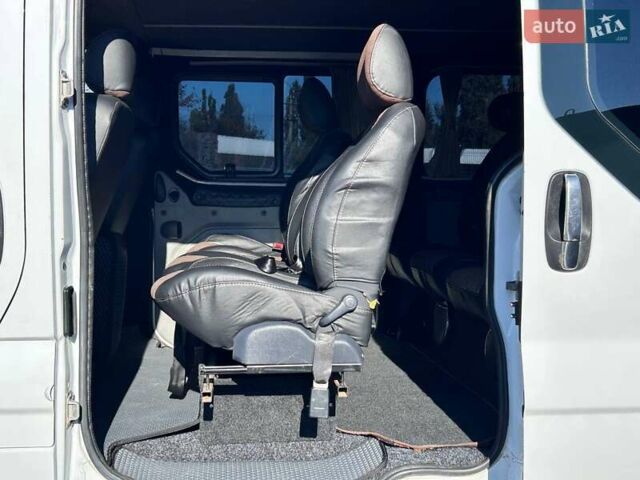 Белый Рено Трафик, объемом двигателя 2.5 л и пробегом 257 тыс. км за 12200 $, фото 25 на Automoto.ua