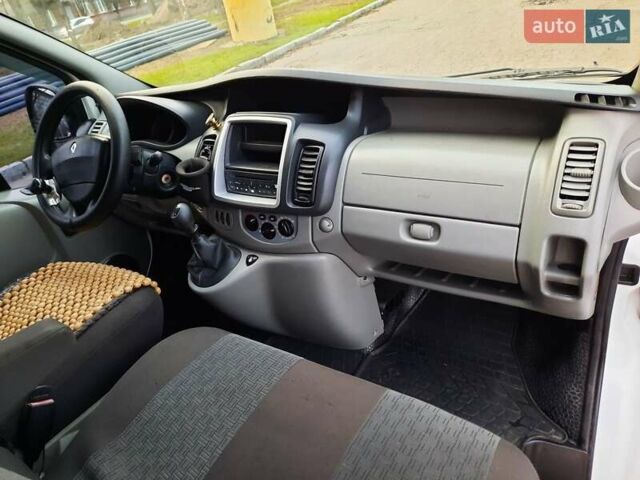 Белый Рено Трафик, объемом двигателя 2 л и пробегом 260 тыс. км за 12000 $, фото 5 на Automoto.ua