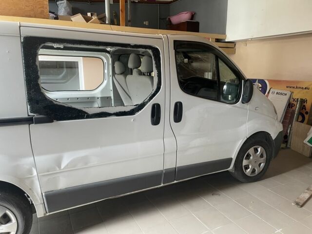 Белый Рено Трафик, объемом двигателя 2 л и пробегом 270 тыс. км за 3000 $, фото 4 на Automoto.ua