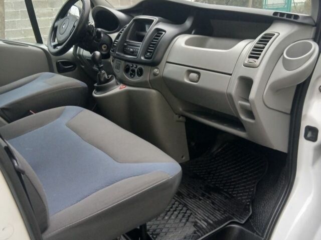 Белый Рено Трафик, объемом двигателя 2 л и пробегом 317 тыс. км за 8745 $, фото 6 на Automoto.ua