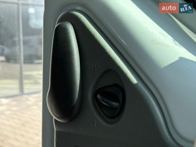 Белый Рено Трафик, объемом двигателя 2 л и пробегом 220 тыс. км за 14990 $, фото 35 на Automoto.ua