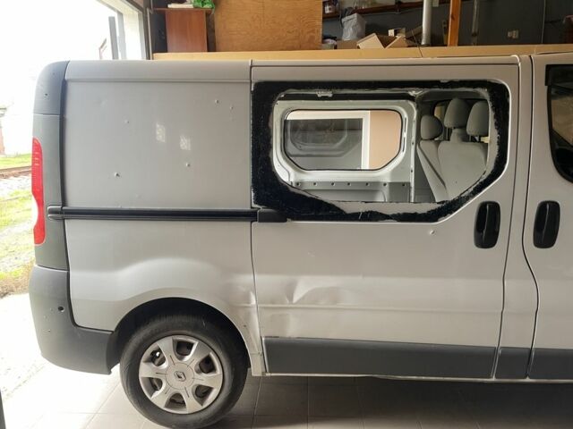 Белый Рено Трафик, объемом двигателя 2 л и пробегом 270 тыс. км за 3000 $, фото 3 на Automoto.ua