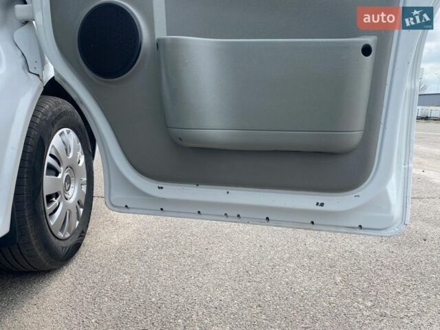 Белый Рено Трафик, объемом двигателя 2 л и пробегом 320 тыс. км за 12250 $, фото 48 на Automoto.ua