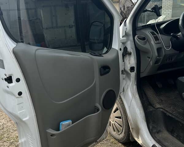Белый Рено Трафик, объемом двигателя 2 л и пробегом 430 тыс. км за 8300 $, фото 2 на Automoto.ua
