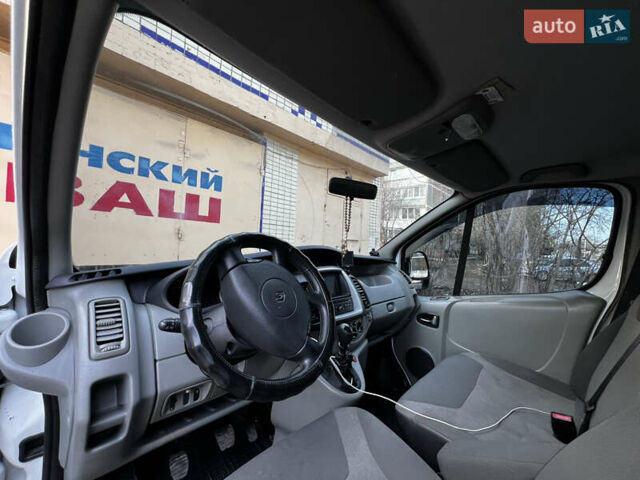 Белый Рено Трафик, объемом двигателя 2 л и пробегом 276 тыс. км за 13500 $, фото 18 на Automoto.ua