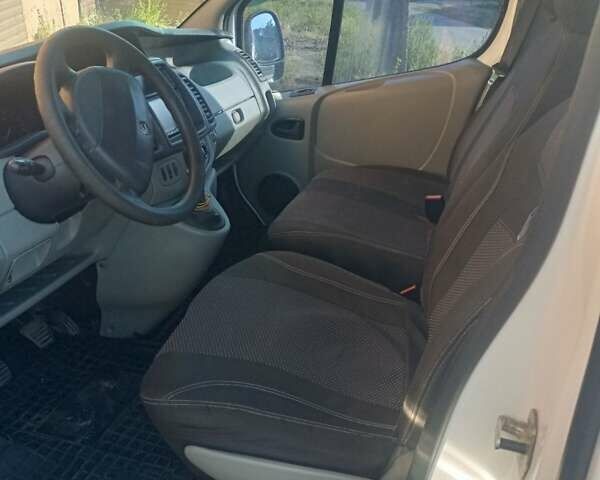 Белый Рено Трафик, объемом двигателя 2 л и пробегом 400 тыс. км за 9500 $, фото 2 на Automoto.ua