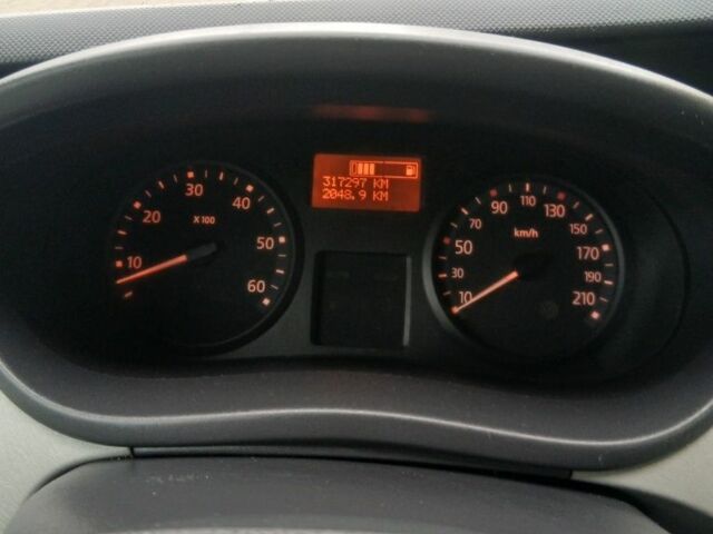 Белый Рено Трафик, объемом двигателя 2 л и пробегом 317 тыс. км за 8745 $, фото 5 на Automoto.ua