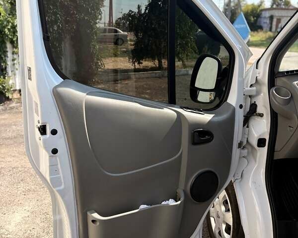 Белый Рено Трафик, объемом двигателя 2 л и пробегом 350 тыс. км за 9000 $, фото 6 на Automoto.ua