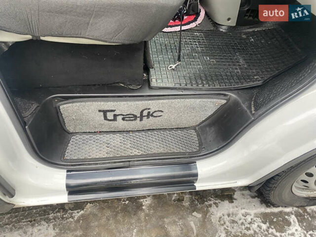 Белый Рено Трафик, объемом двигателя 0 л и пробегом 375 тыс. км за 11500 $, фото 4 на Automoto.ua