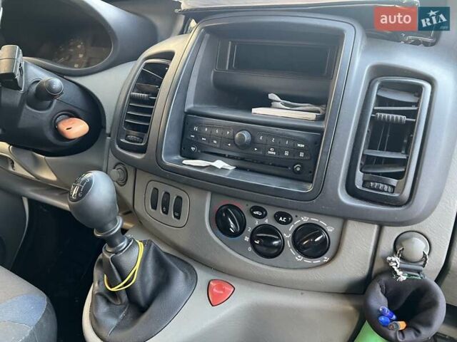 Белый Рено Трафик, объемом двигателя 2 л и пробегом 550 тыс. км за 7200 $, фото 5 на Automoto.ua