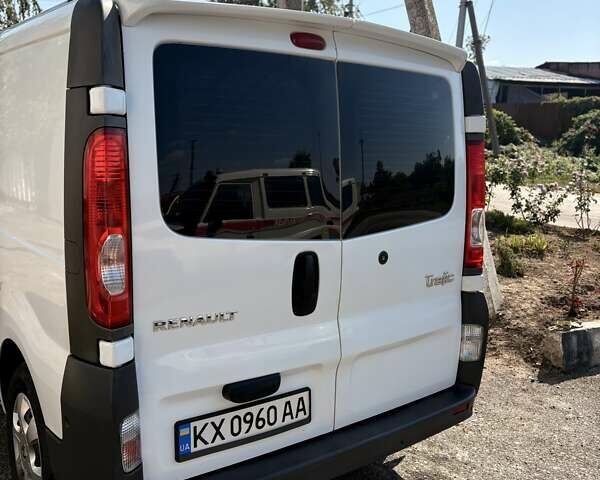 Белый Рено Трафик, объемом двигателя 2 л и пробегом 350 тыс. км за 9000 $, фото 1 на Automoto.ua
