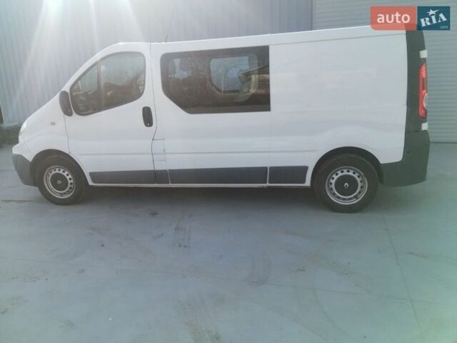 Белый Рено Трафик, объемом двигателя 2 л и пробегом 230 тыс. км за 13800 $, фото 3 на Automoto.ua