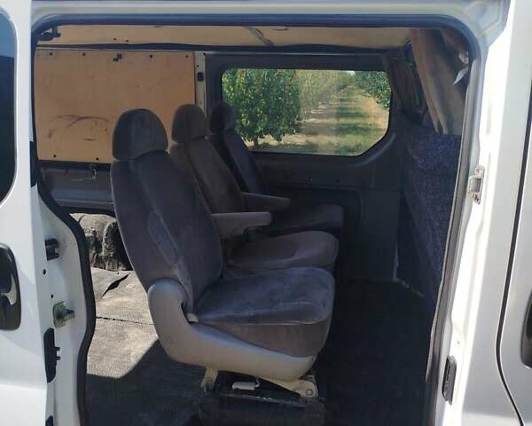 Белый Рено Трафик, объемом двигателя 2 л и пробегом 317 тыс. км за 10500 $, фото 19 на Automoto.ua